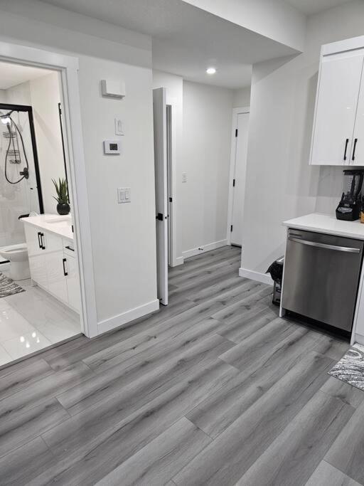 Comfort Guest Ne - Near Airport Apartment Calgary