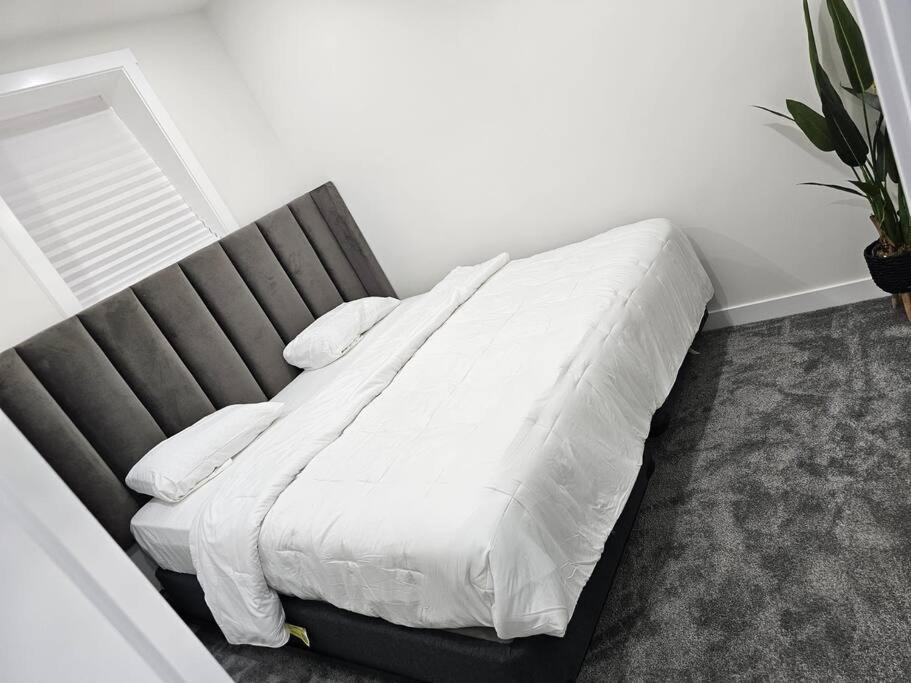 Comfort Guest Ne - Near Airport Apartment Calgary